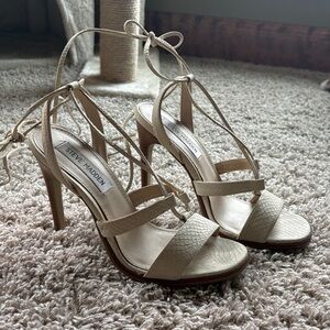 STEVE MADDEN Beige Lace-Up Heels!